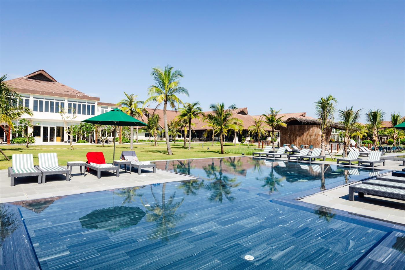 Hồ bơi resort dưỡng lão Vina xanh mát dưới nắng